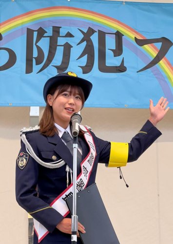 「詐欺に注意して」と呼びかける一日署長の山内さん＝市原市
