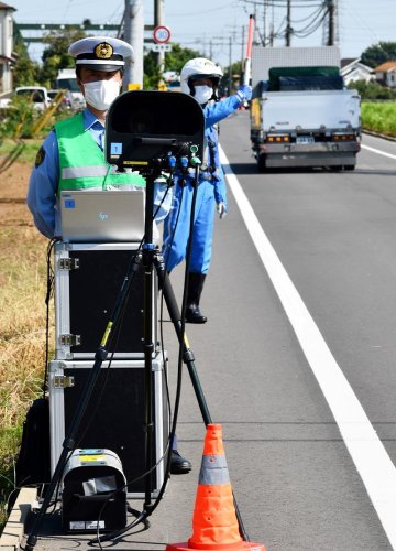 県警が県内全域の生活道路や通学路を中心に投入している可搬式オービス＝昨年８月、八街市
