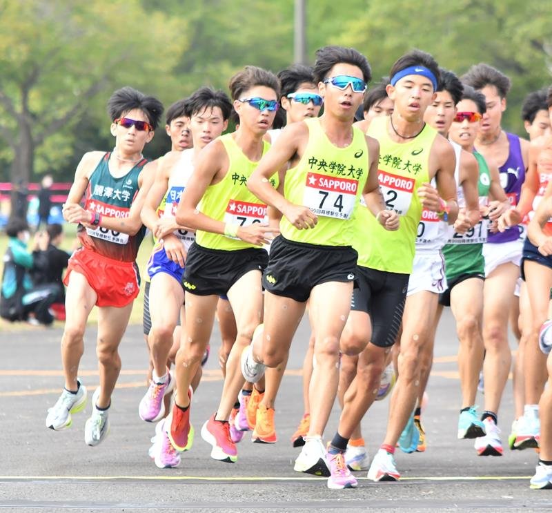 力走する中央学院大の小島（７４）ら。左端は麗澤大の工藤＝陸上自衛隊立川駐屯地