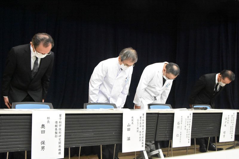 記者会見で謝罪するＱＳＴ病院の山田院長（左２番目）ら＝千葉市稲毛区