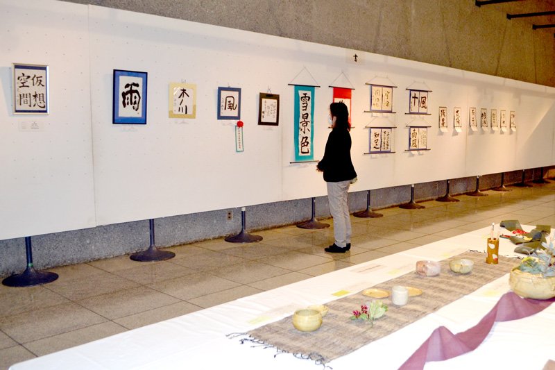 書や陶芸など１１１点が並ぶ県身体障害者作品展＝１８日、千葉市中央区の県立美術館
