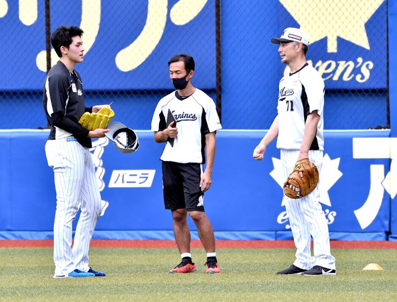 佐々木朗希投手（左）と談笑する吉井新監督（右）＝２０２０年７月、千葉市美浜区のＺＯＺＯマリンスタジアム
