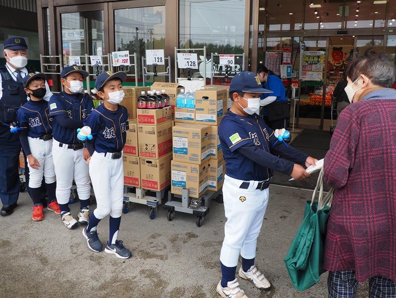 詐欺被害防止の啓発グッズを配る飯野アストロクラブのメンバー＝富津市
