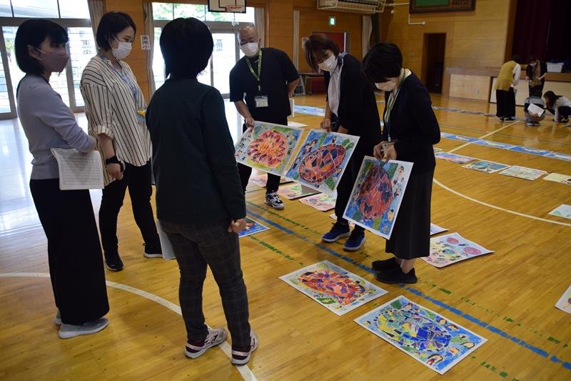 作品を審査する教員ら＝浦安市立日の出南小学校