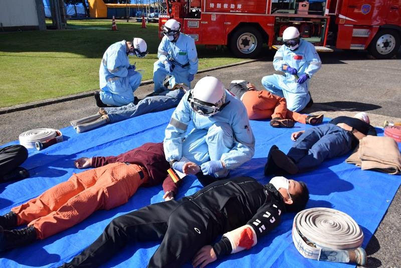 負傷者のトリアージを行う訓練参加者＝旭市
