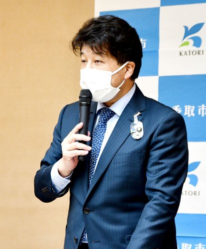 定例記者会見で、給食費の無償化や残土条例案について説明する伊藤市長＝１９日、香取市役所