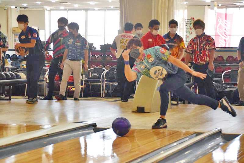 本大会出場を懸けて熱投する選手＝北小金ボウル