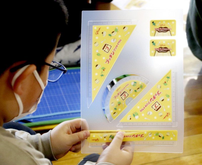 児童が集めた「プッチンプリン」の空き容器をリサイクルして作った文房具＝流山市の市立新川小（共同）
