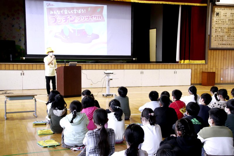 プッチンプリン容器が文具に　グリコ　流山・新川小児童へ贈呈　プラスチック再生過程学ぶ