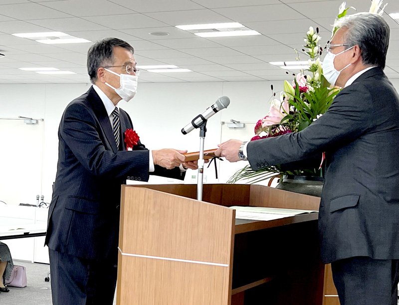 功績者をたたえ、盾を贈る小出市長（右）＝市原市役所