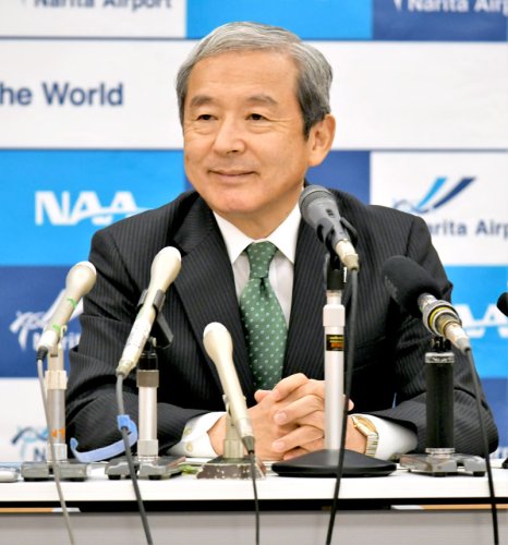 ＮＡＡの定例記者会見で２０２２年度上期の成田空港の運用状況を説明する田村社長＝２０日、成田市