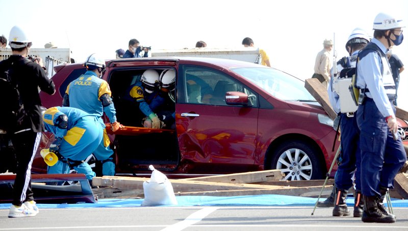 津波で流された車の中に要救助者がいるとの想定で、救出訓練をする県警の警察官ら＝２３日、大網白里市
