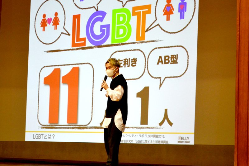 県立千葉南高校で講演する山口さん＝千葉市中央区