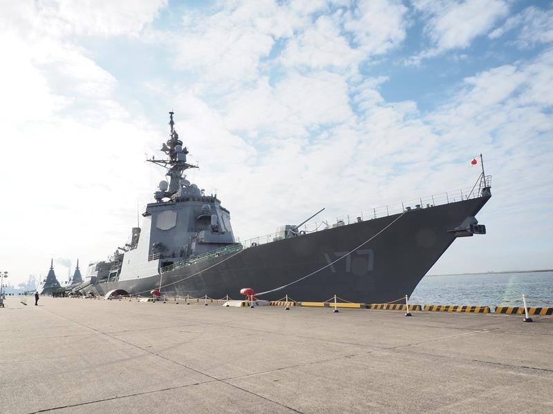 木更津新港に接岸した護衛艦（手前が「あたご」、後方に「もがみ」と「くまの」）＝木更津市
