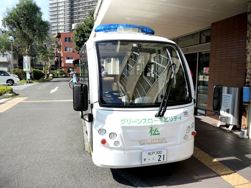 松戸市が地域の足として導入する低速度の電動ワゴン車＝２１日、同市役所