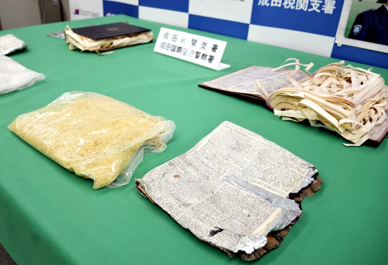 成田空港で摘発された覚醒剤と隠すために使われた百科事典＝成田市の東京税関成田支署
