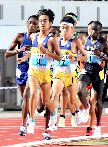 男子八千代松陰の工藤慎作（３）と綾一輝（１７）＝８月６日、鳴門ポカリスエットスタジアム
