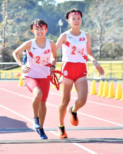 女子　１位でたすきをつなぐ成田の２区・鈴木優菜（右）と３区・横沢奈夏＝東総運動場
