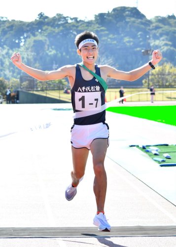 男子１位でゴールする八千代松陰のアンカー・池沢悠冬＝２９日、東総運動場