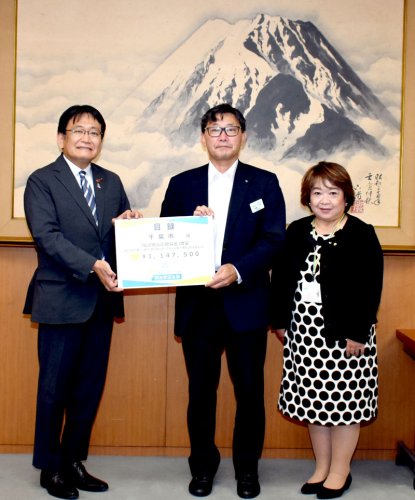 神谷市長（左）に目録を手渡す橋本支社長＝千葉市役所