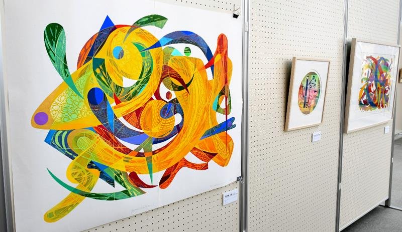 版画作家の井関さんが２０年間で制作した代表作品を鑑賞できる企画展「萌芽」＝富里市立図書館
