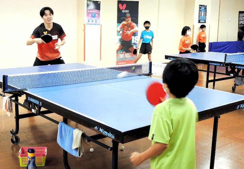 柏ソレイユの子どもたちに卓球を指導する龍崎選手＝柏市