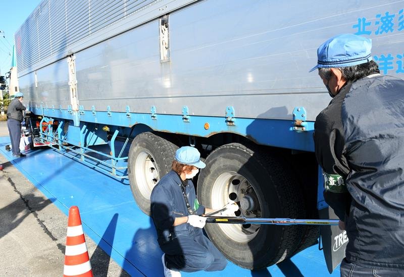 危険！走行中のタイヤ脱落増加　冬用交換１カ月以内に多発　成田市内で抜き打ち検査　大型車の左後輪に集中