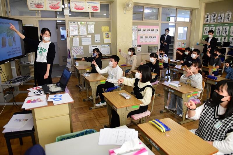 英語絵本を活用した授業を行う石川芽吹さん（左）＝市原市立国府小
