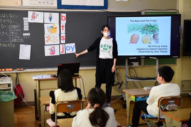 教員の英語不安解消へ　学生の指導法ヒントに　神田外語大と県教委連携　公立小で絵本読み聞かせ