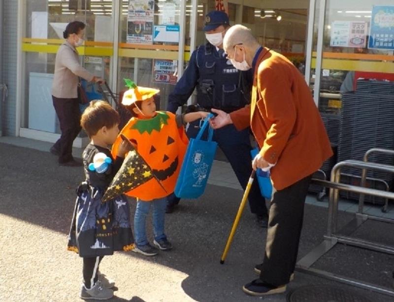 「詐欺に注意してね」と買い物客に呼びかける園児＝富津市（富津署提供）
