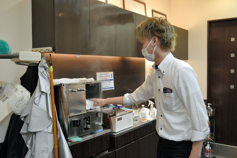 西郷理容店は蒸しタオルの保温機に電気を使っている＝１日午後１時半ごろ、千葉市中央区