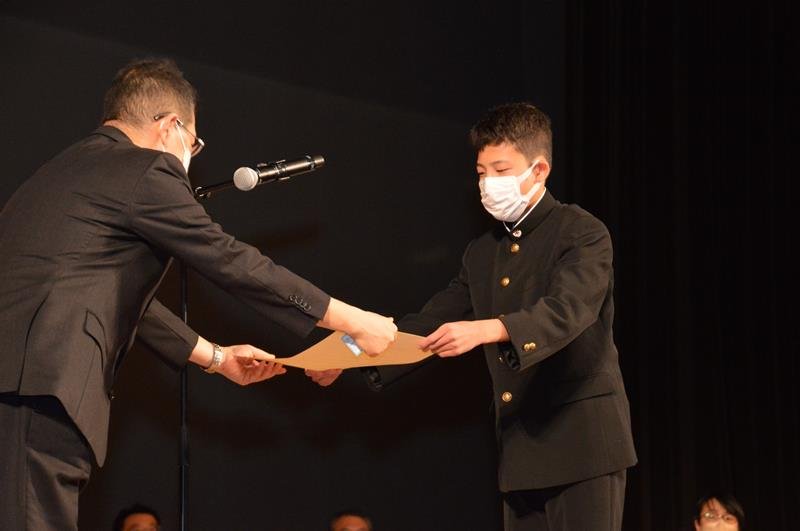 交通安全ポスターの部で県知事賞を受賞した植木さん＝２日、千葉市中央区