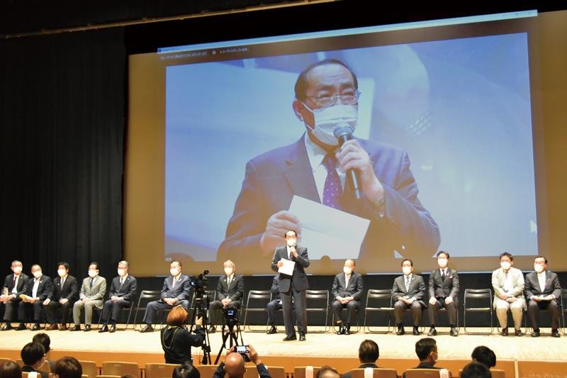 あいさつをする太田市長＝都内
