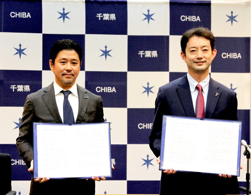 協定書を見せる日本マイクロソフトの佐藤常務（左）と熊谷知事＝県庁