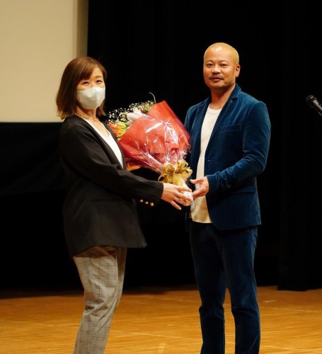 花束を贈られる松田監督（右）＝いすみ市
