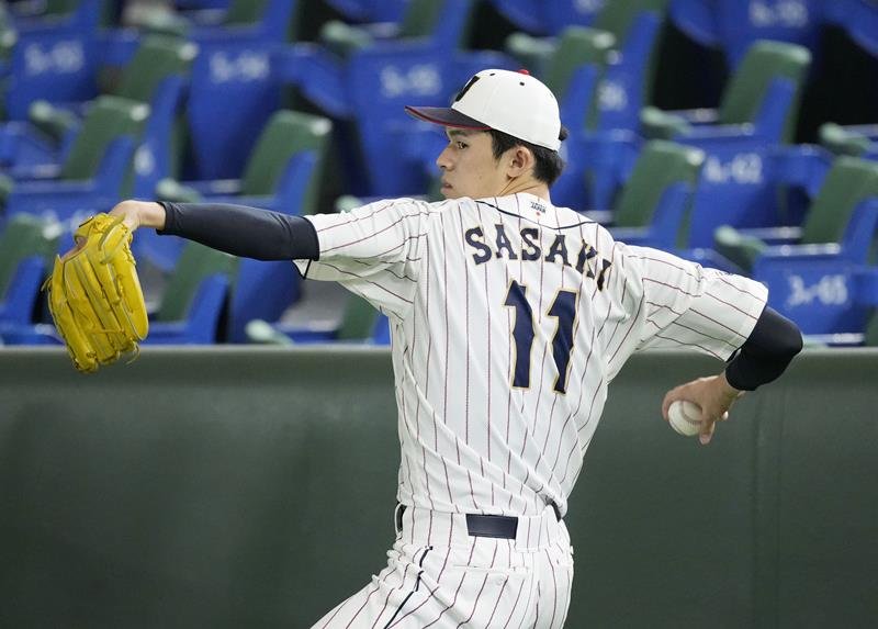 キャッチボールで調整する野球日本代表の佐々木朗＝東京ドーム（共同）
