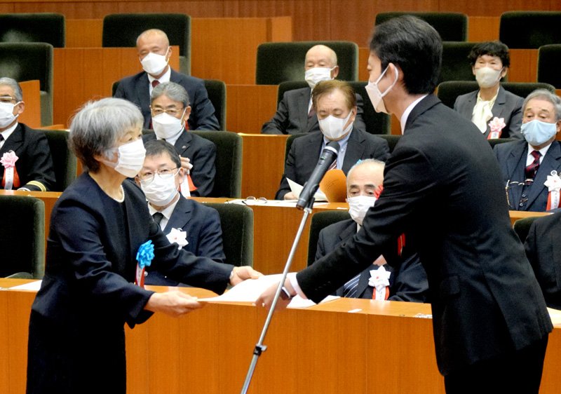 熊谷知事（右）から表彰状を受け取る受賞者＝３日、県議会本会議場