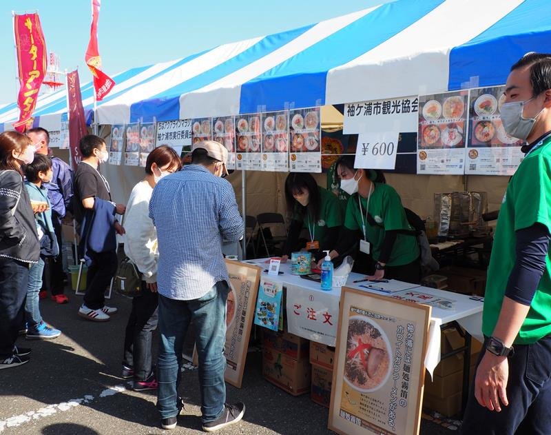 ステージで大会盛り上げ　千葉県内の物産品販売も　【ちばアクアラインマラソン２０２２】