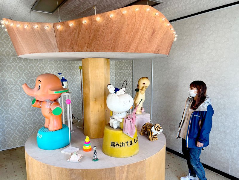 アート作品「ワンダーリング」を見つめる伊東さん＝市原市の牛久商店街