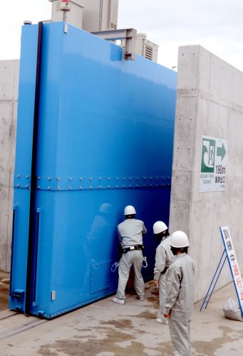 訓練で開閉作業が行われた「１９号陸閘」。電源が喪失したと仮定し、人力で開放する手順も確認した＝大網白里市

