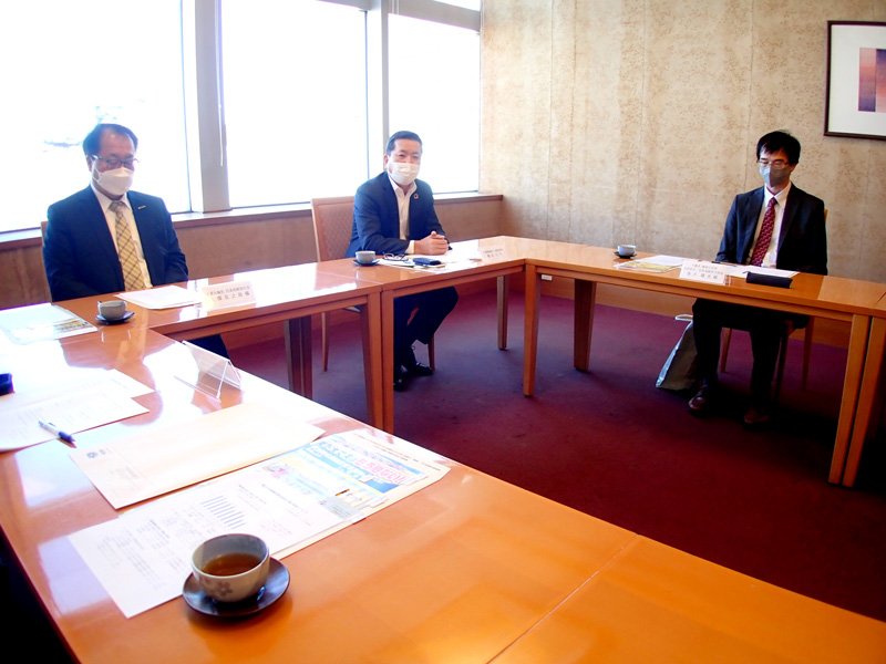 コスモス交通安全協力会理事会であいさつする梅田会長（中）＝８日、千葉市中央区