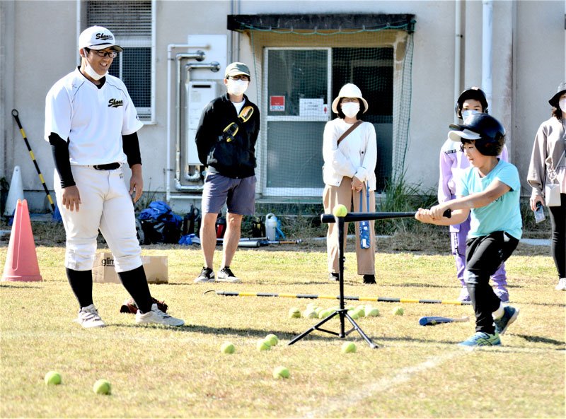 高校生が寄り添って打撃の練習にも挑戦＝船橋市