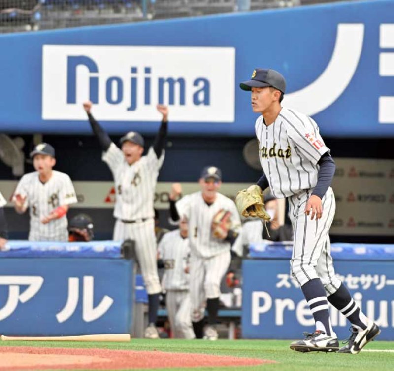 上武大―武道大　上武大戦の２回裏、門叶に２点適時打を許した冨重＝横浜スタジアム