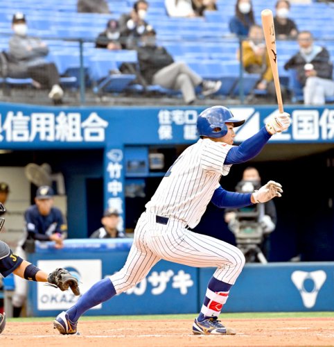 ４回表中院大１死二塁、橋本が右前打を放つ＝横浜スタジアム