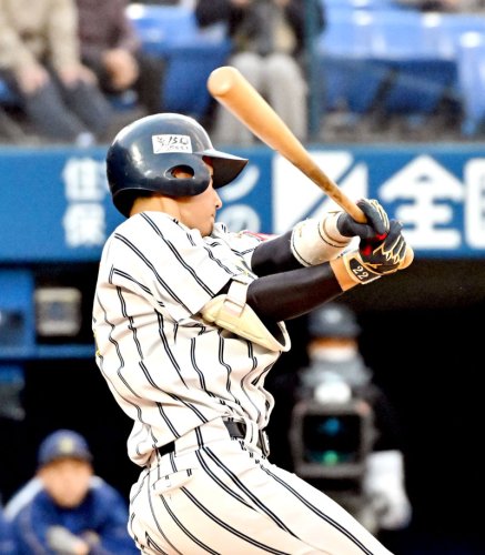 ６回裏武道大１死一、二塁、桜内が２点適時二塁打を放つ＝横浜スタジアム