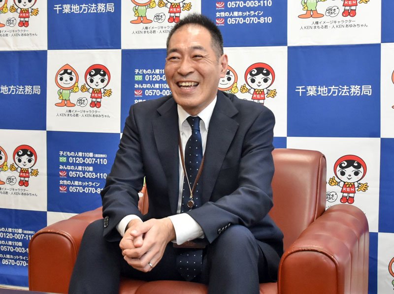 インタビューに答える星野局長＝千葉市中央区