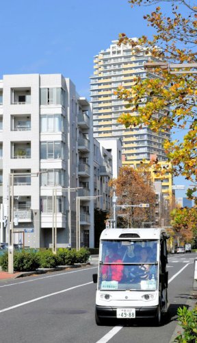 １３日からの運行に向け行われた運転手講習会で、幕張ベイタウンを走るグリスロ＝１２日、千葉市美浜区
