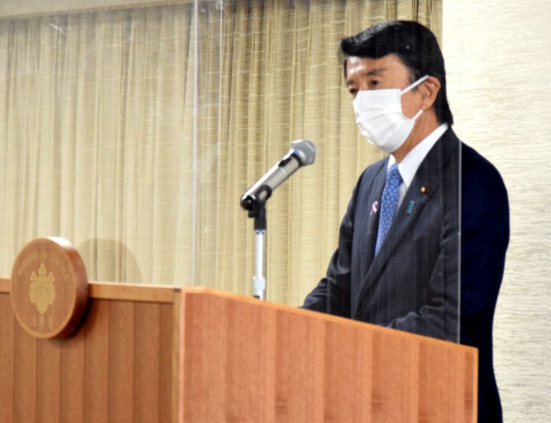 法務省幹部らに訓示する斎藤法相＝１４日、同省