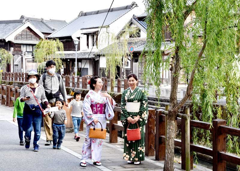 にぎわい戻る観光地　水際対策緩和１カ月　外国人客の姿に手応え　第８波へ不安の声も　