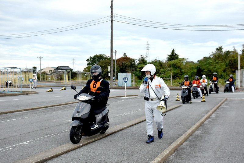 アドバイスを受けながら教習コースを走行する高校生＝匝瑳市
